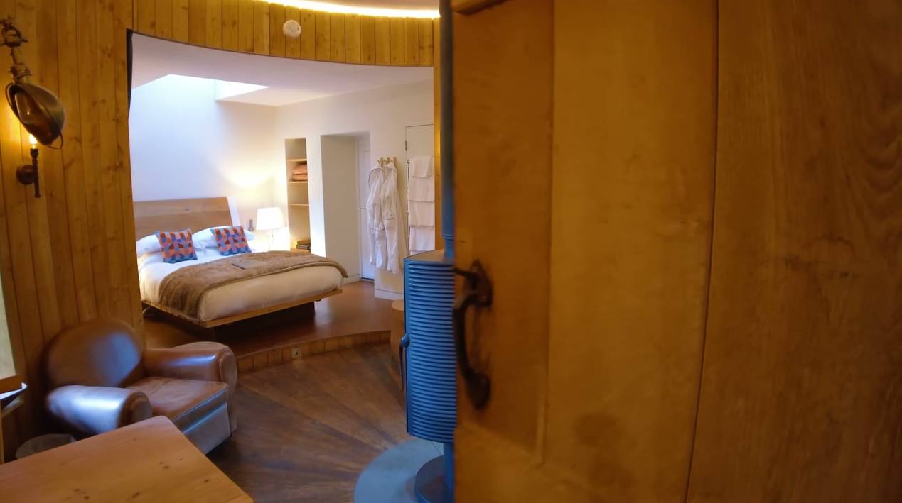 he-stayed-in-a-670-a-night-treehouse-but-wasn-t-expecting-this-inside-5