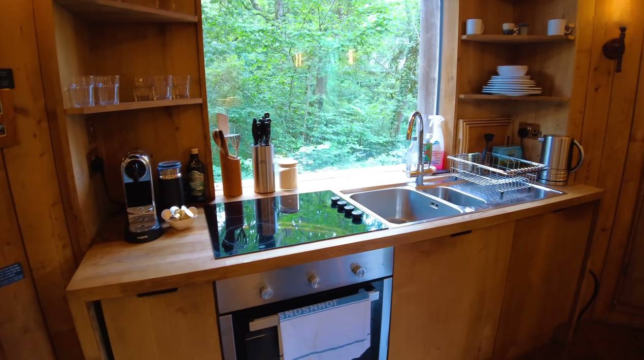 he-stayed-in-a-670-a-night-treehouse-but-wasn-t-expecting-this-inside-6