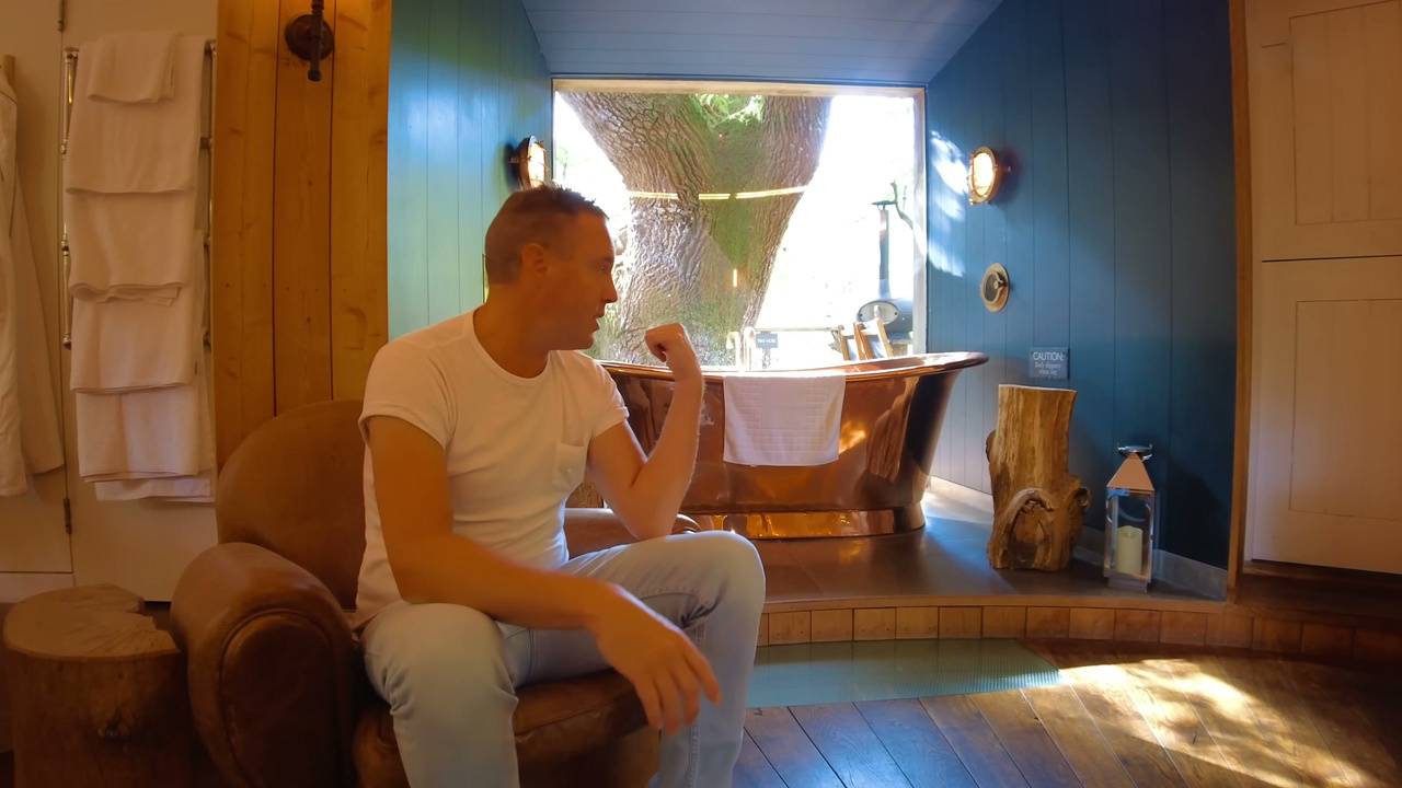 he-stayed-in-a-670-a-night-treehouse-but-wasn-t-expecting-this-inside-7