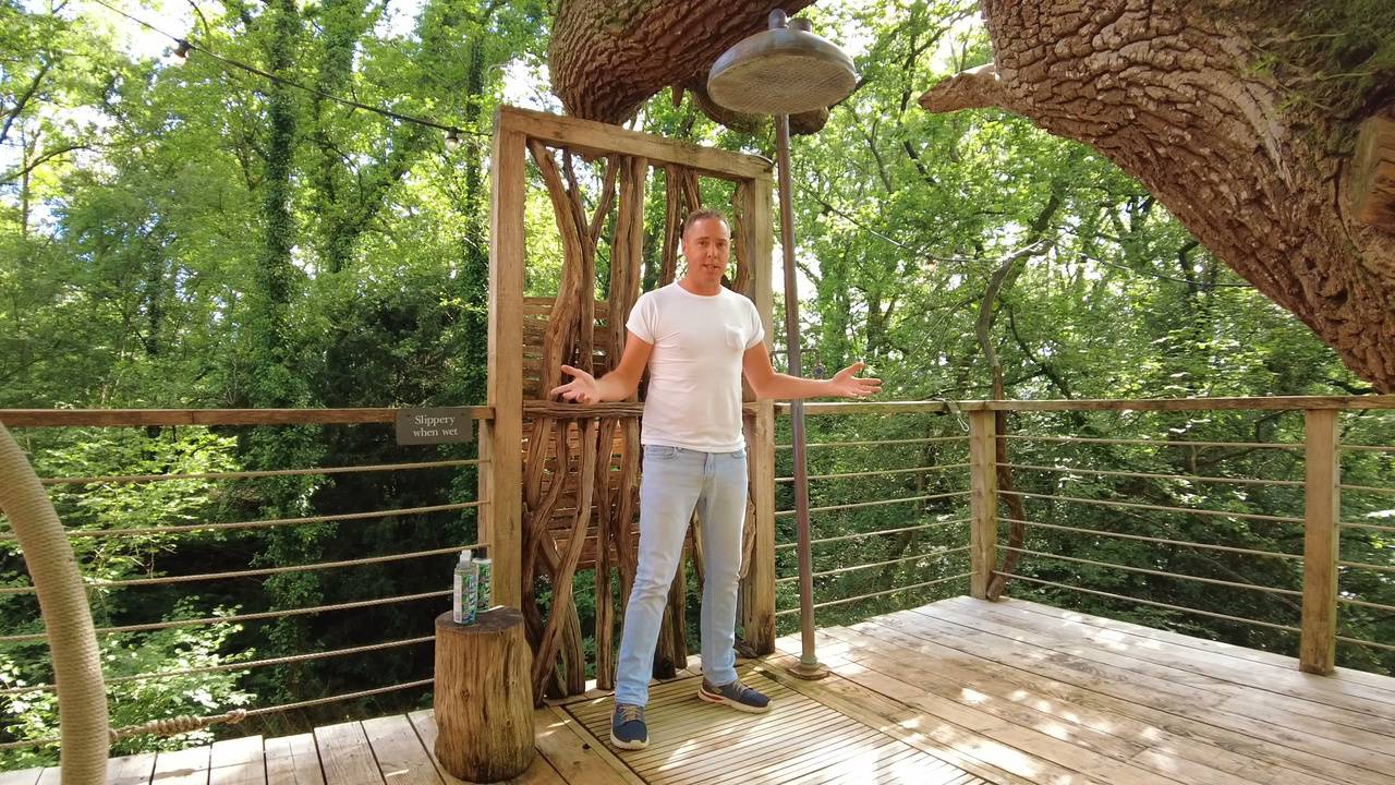 he-stayed-in-a-670-a-night-treehouse-but-wasn-t-expecting-this-inside-9