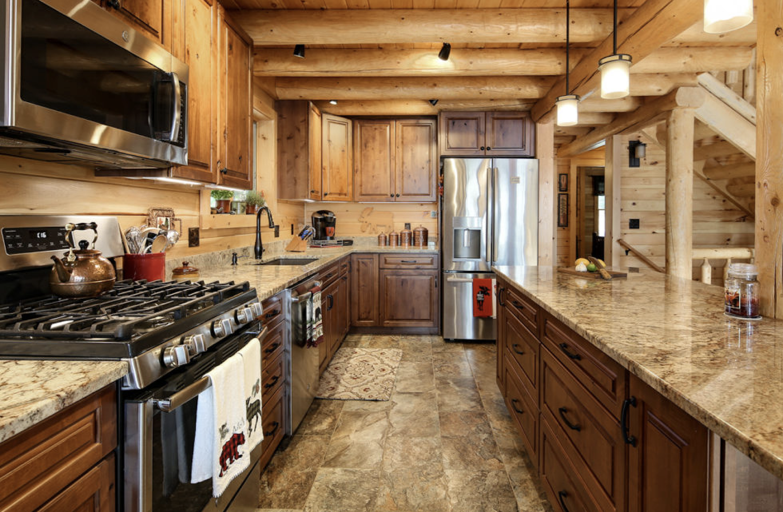 Man Built A Tiny Log Cabin, See Inside This Dreamy House!_4