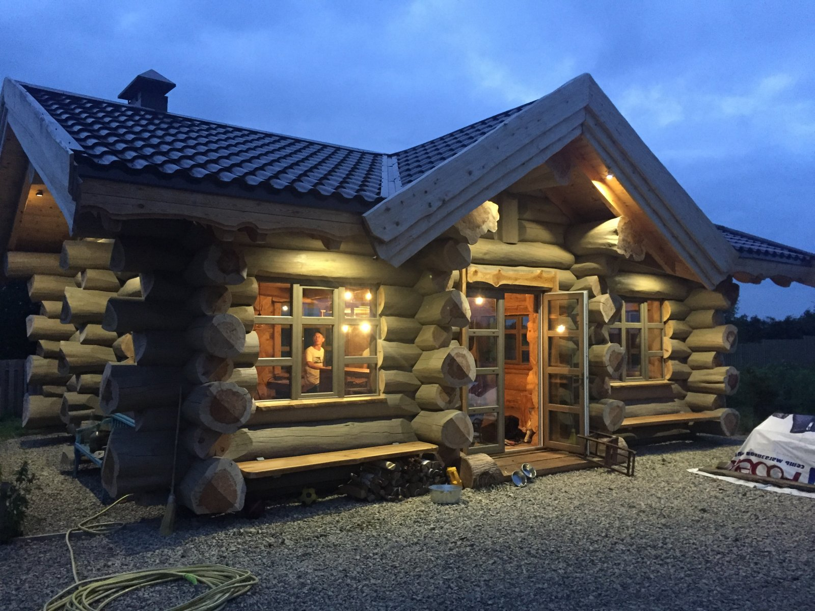 Man Built A Tiny Log Cabin, See Inside This Dreamy House!_7