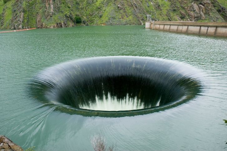 Man Noticed A Strange Hole In Lake But Never Expected This_1