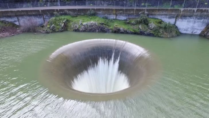 Man Noticed A Strange Hole In Lake But Never Expected This_10