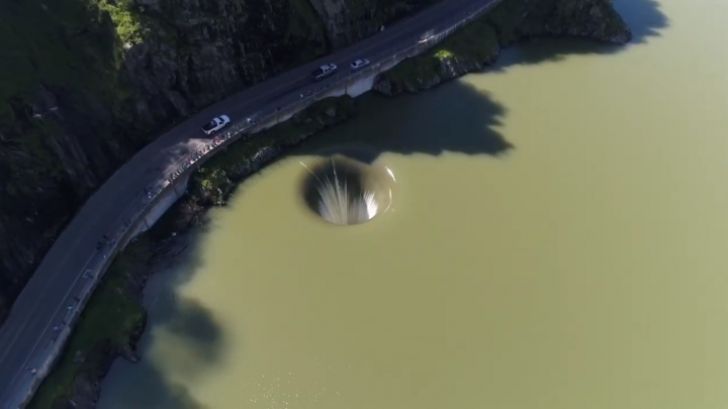 Man Noticed A Strange Hole In Lake But Never Expected This_11