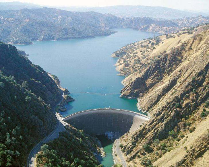 Man Noticed A Strange Hole In Lake But Never Expected This_13