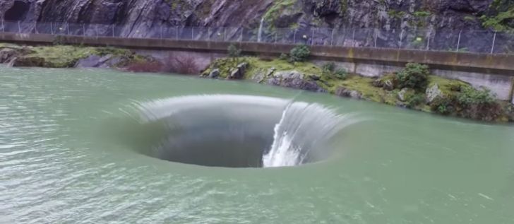 Man Noticed A Strange Hole In Lake But Never Expected This_16