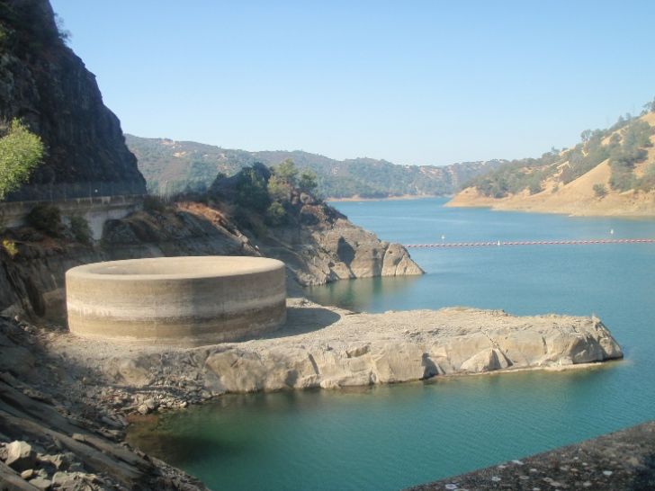 Man Noticed A Strange Hole In Lake But Never Expected This_17