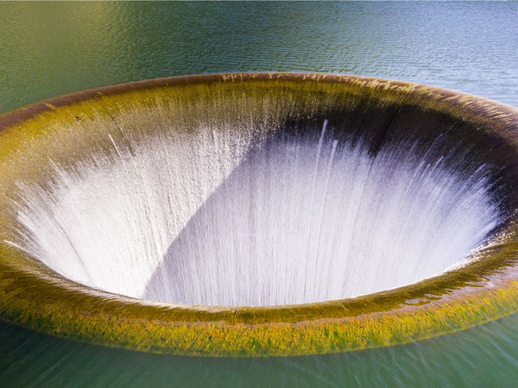 Man Noticed A Strange Hole In Lake But Never Expected This_18