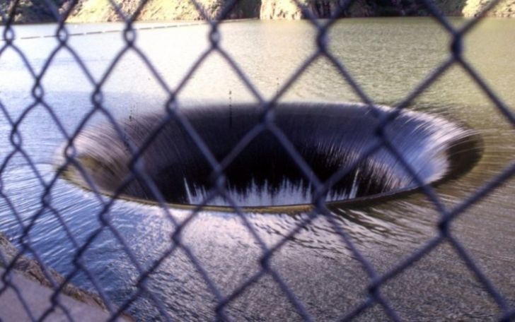 Man Noticed A Strange Hole In Lake But Never Expected This_19
