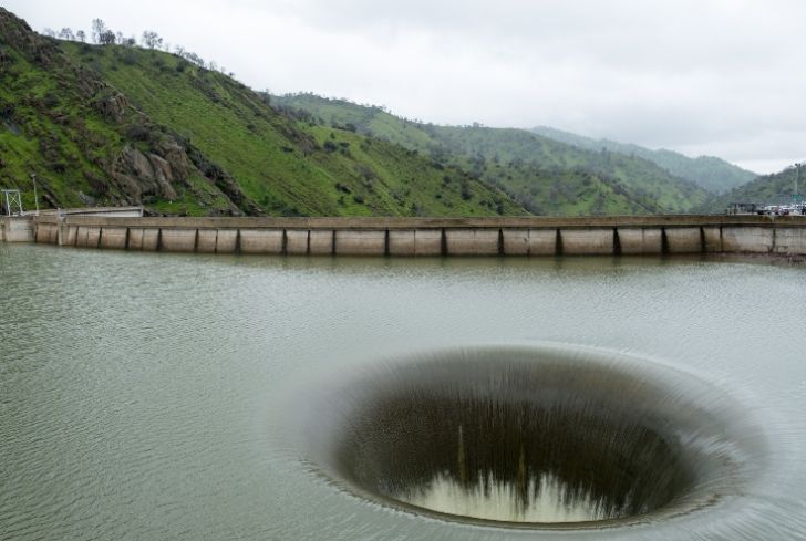Man Noticed A Strange Hole In Lake But Never Expected This_20