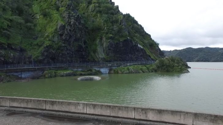 Man Noticed A Strange Hole In Lake But Never Expected This_3