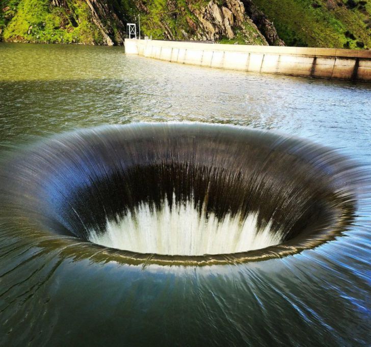 Man Noticed A Strange Hole In Lake But Never Expected This_4