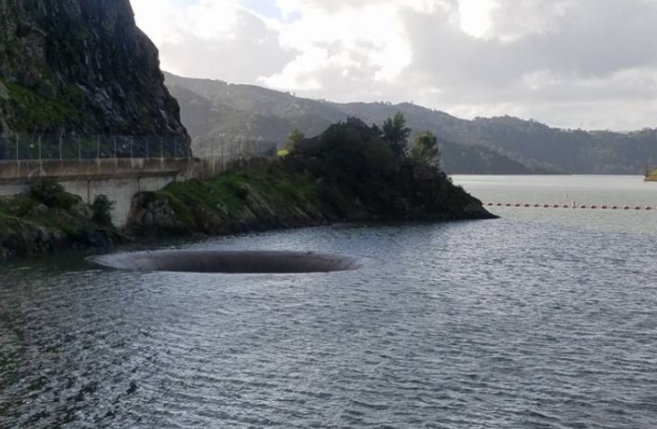 Man Noticed A Strange Hole In Lake But Never Expected This_7
