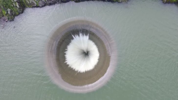 Man Noticed A Strange Hole In Lake But Never Expected This_8