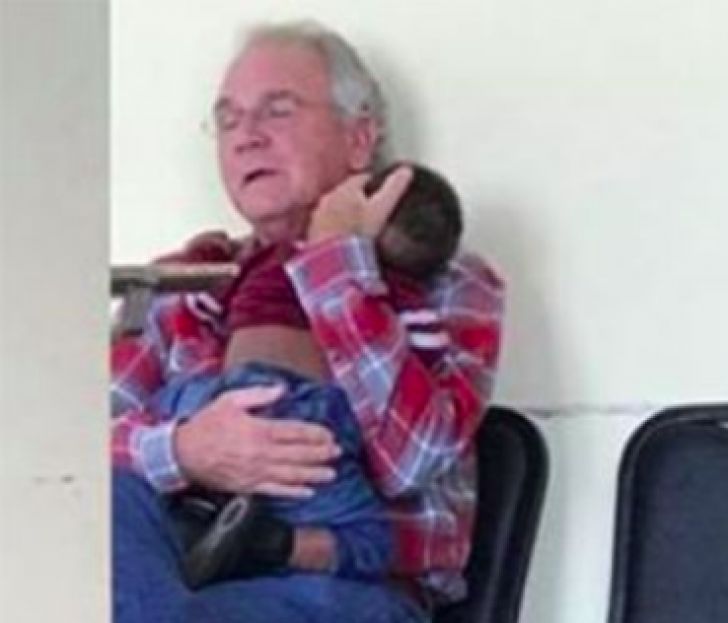 Mother Let Stranger Hold Her Baby, Then The Most Unexpected Happened_18