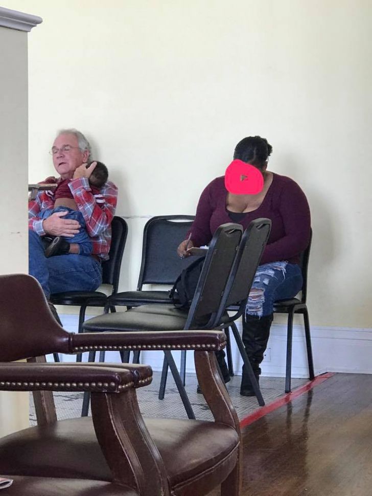 Mother Let Stranger Hold Her Baby, Then The Most Unexpected Happened_22
