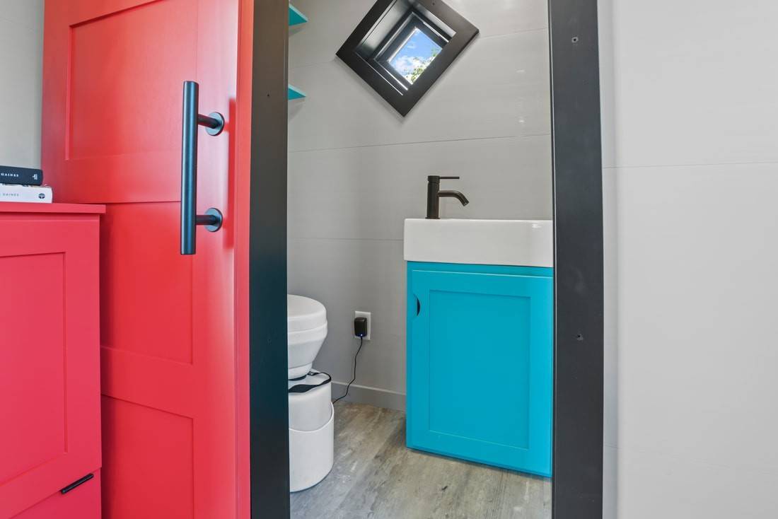 Tiny Converted Houses Become Dream Homes, See What They Are Like Inside!_4