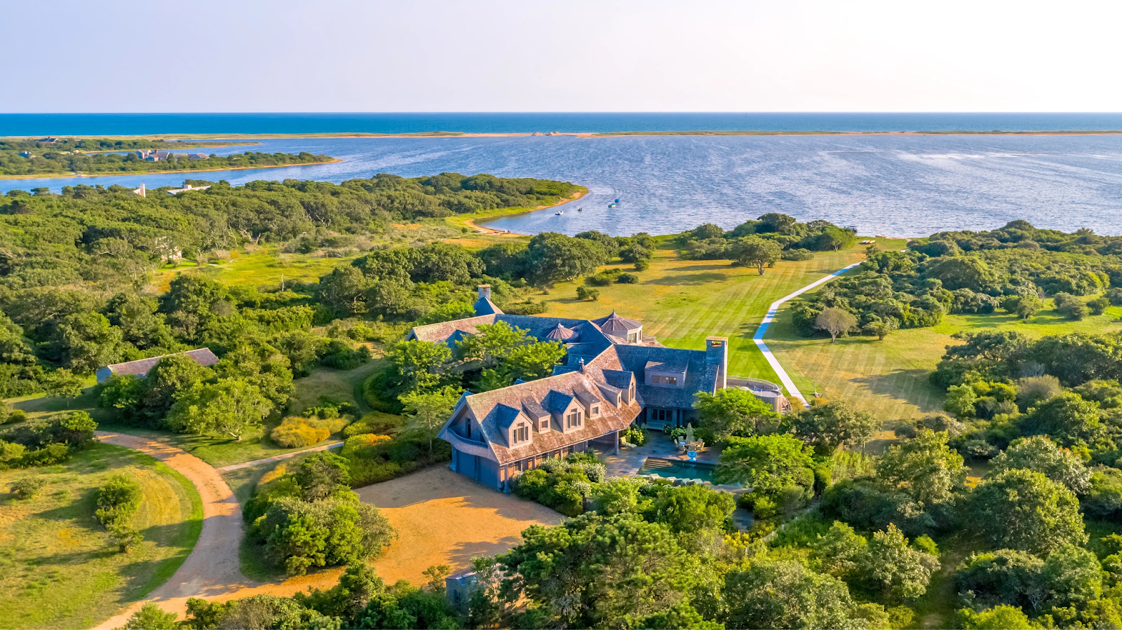 Tour Inside The Obamas' Luxurious $12 Million New House_33