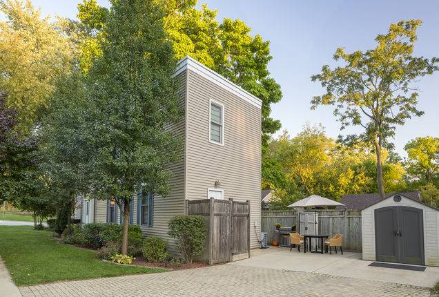 Viral TikTok Skinny House In Deerfield, IL Sold For $260K_10