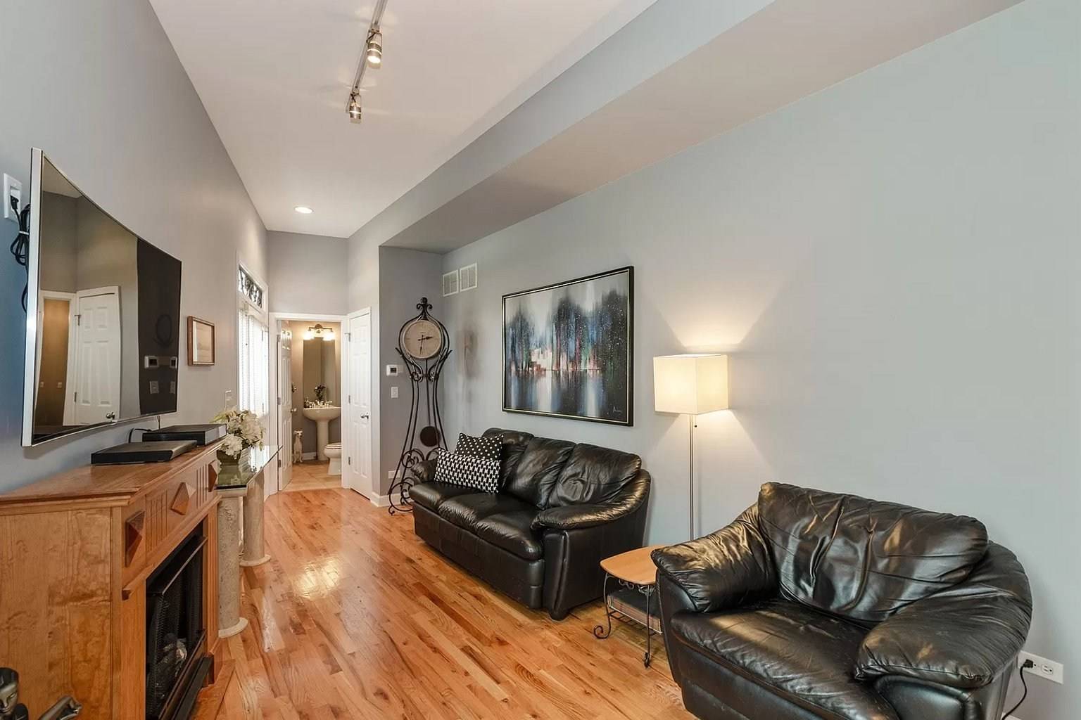 Viral TikTok Skinny House In Deerfield, IL Sold For $260K_3