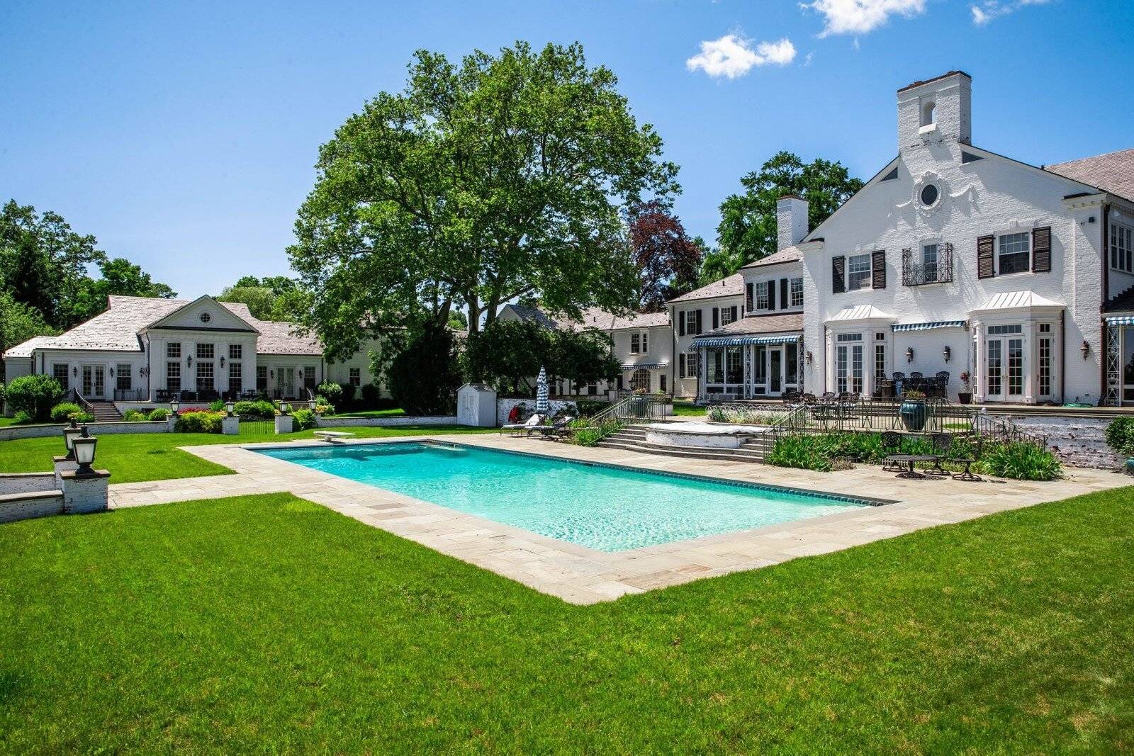 What’s Inside Trump’s $4M Mansion That Sold For $31.5M Today?_13