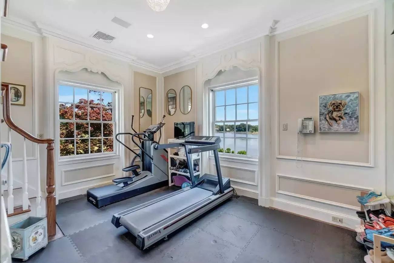 What’s Inside Trump’s $4M Mansion That Sold For $31.5M Today?_16