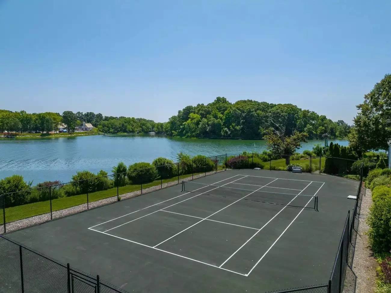 What’s Inside Trump’s $4M Mansion That Sold For $31.5M Today?_18