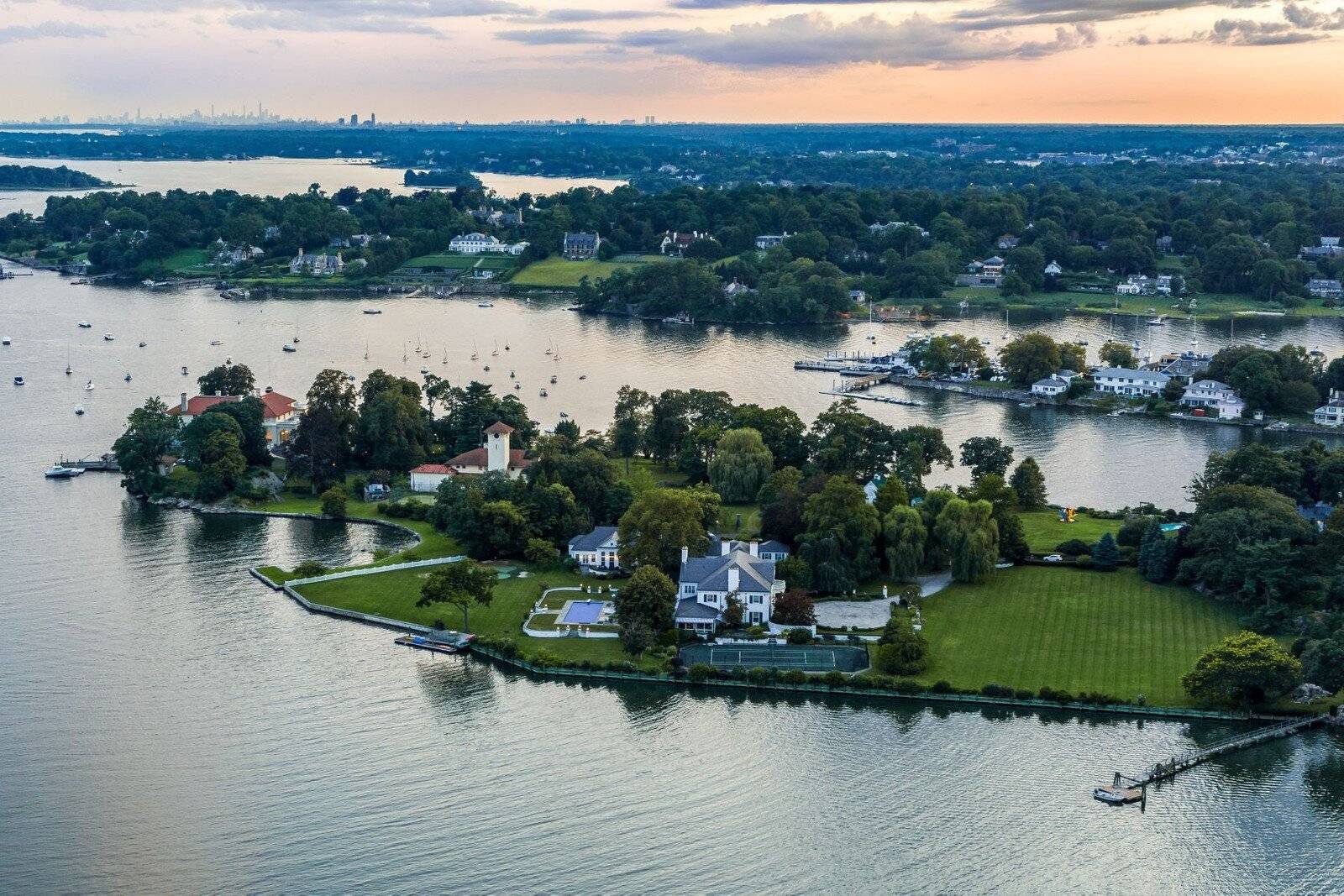 What’s Inside Trump’s $4M Mansion That Sold For $31.5M Today?_19