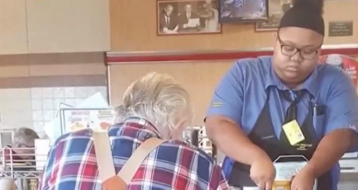 When A Waffle House Waitress Did This, She Didn't Expect A Customer To Record It_10