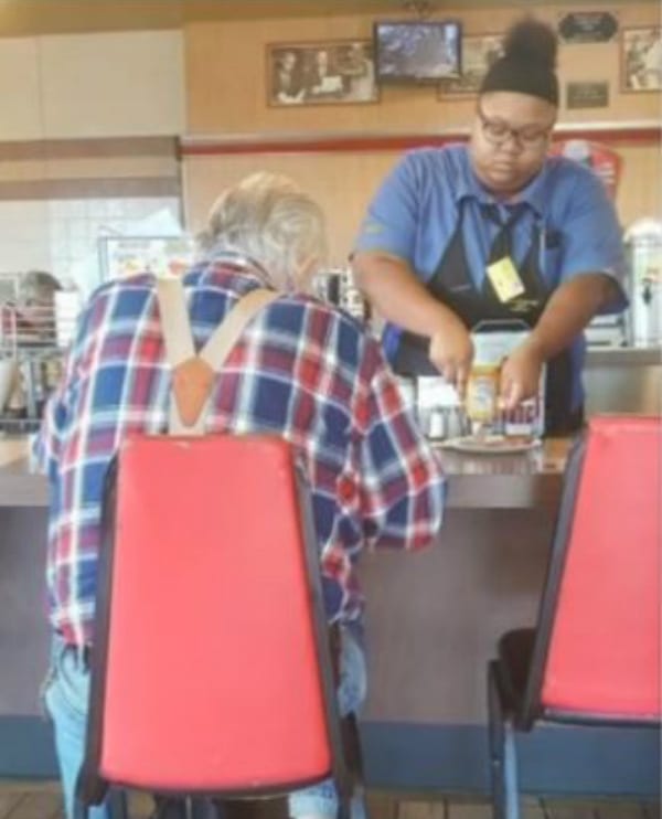 When A Waffle House Waitress Did This, She Didn't Expect A Customer To Record It_16