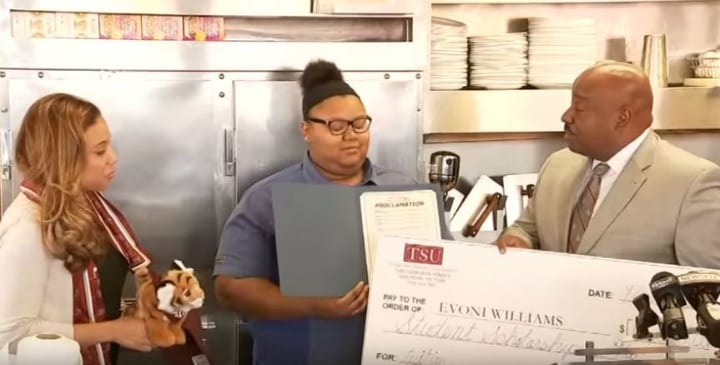 When A Waffle House Waitress Did This, She Didn't Expect A Customer To Record It_24