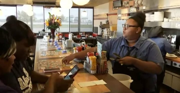 When A Waffle House Waitress Did This, She Didn't Expect A Customer To Record It_3