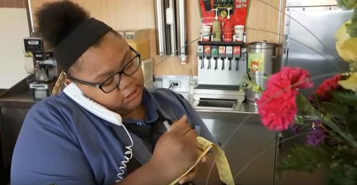 When A Waffle House Waitress Did This, She Didn't Expect A Customer To Record It_5