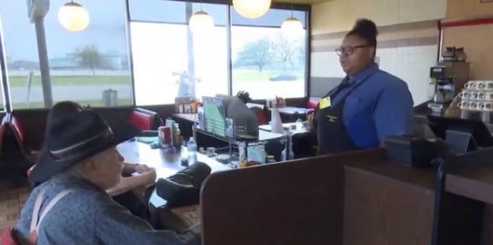 When A Waffle House Waitress Did This, She Didn't Expect A Customer To Record It_6